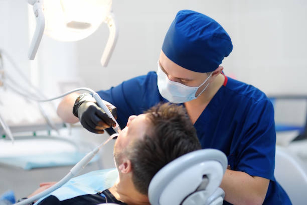 Dr. Roberto Cappannini, odontoiatra esperto in protesi e implantologia a Lucrezia